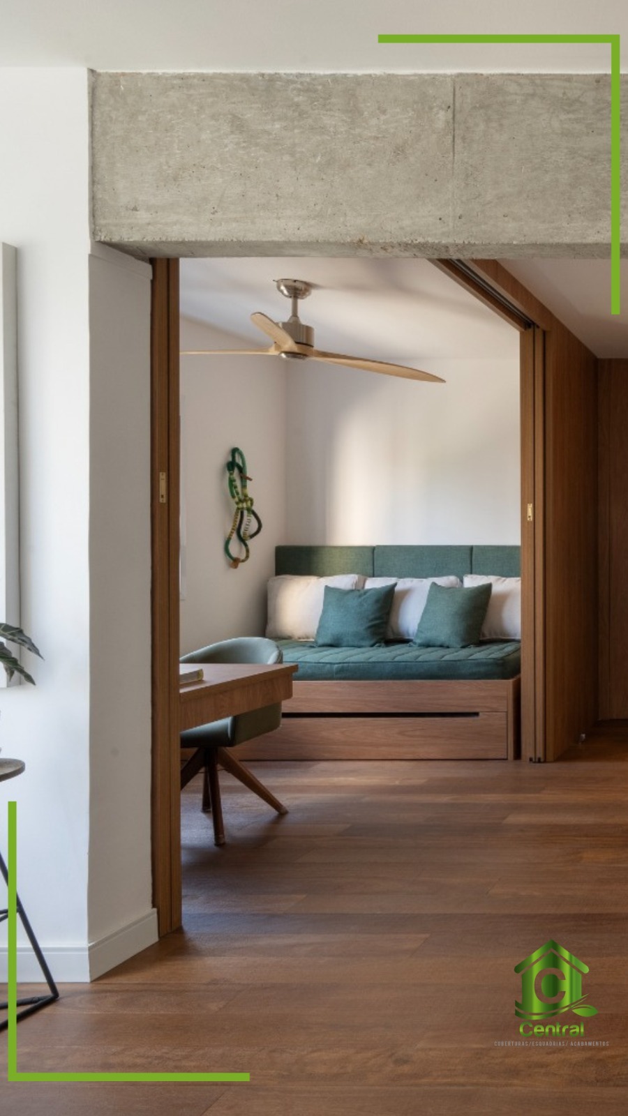 Ambiente interno com assoalho de madeira