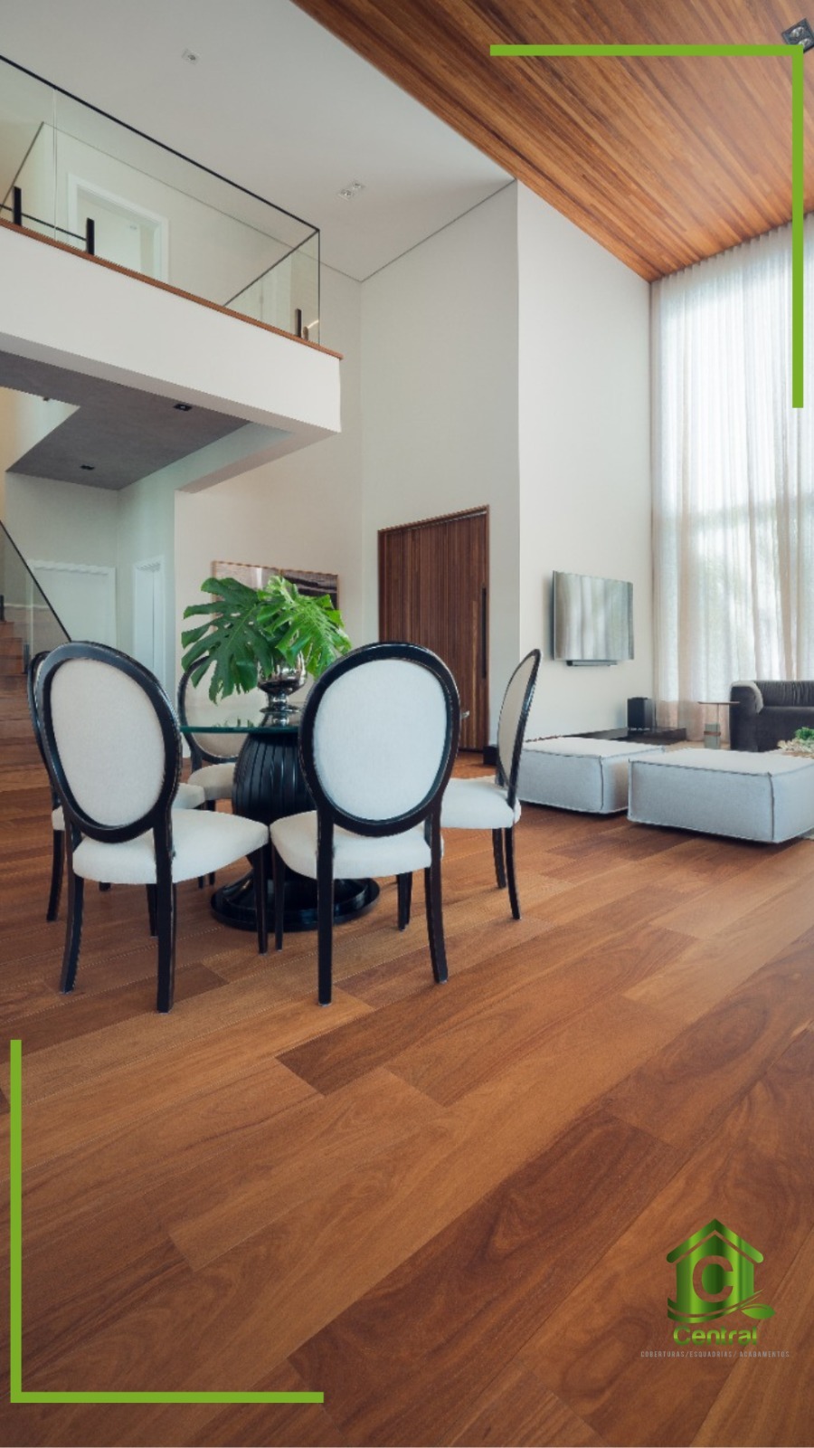 Sala de pé direito duplo com assoalho de madeira