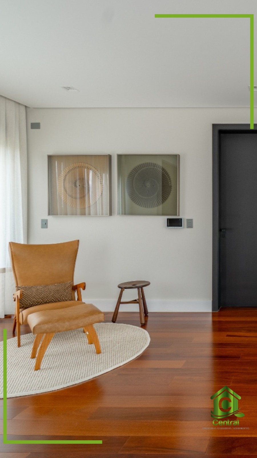 Sala com poltrona e assoalho de madeira