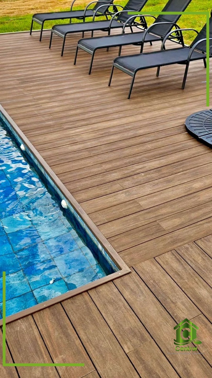 Deck de madeira plástica na borda da piscina