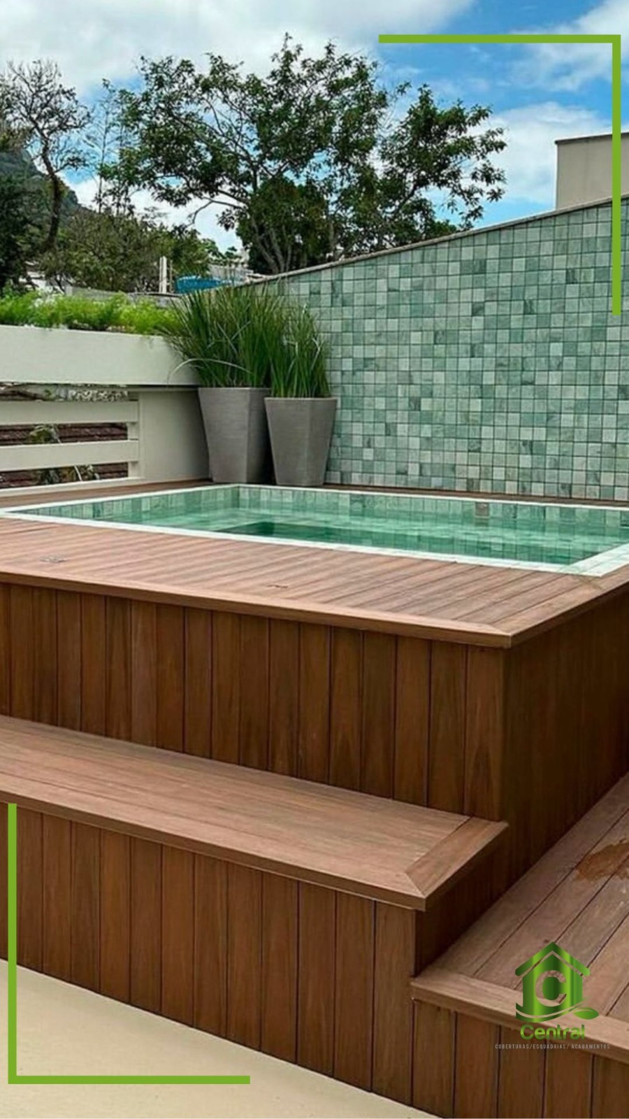 Escada frontal em deck de madeira plástica
