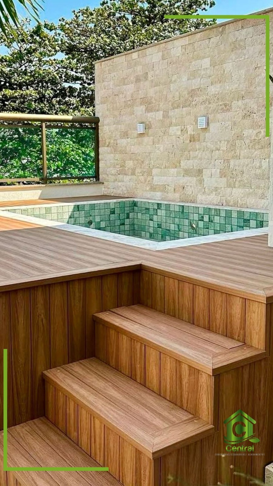 Deck de madeira plástica em área externa com piscina e escada de acesso