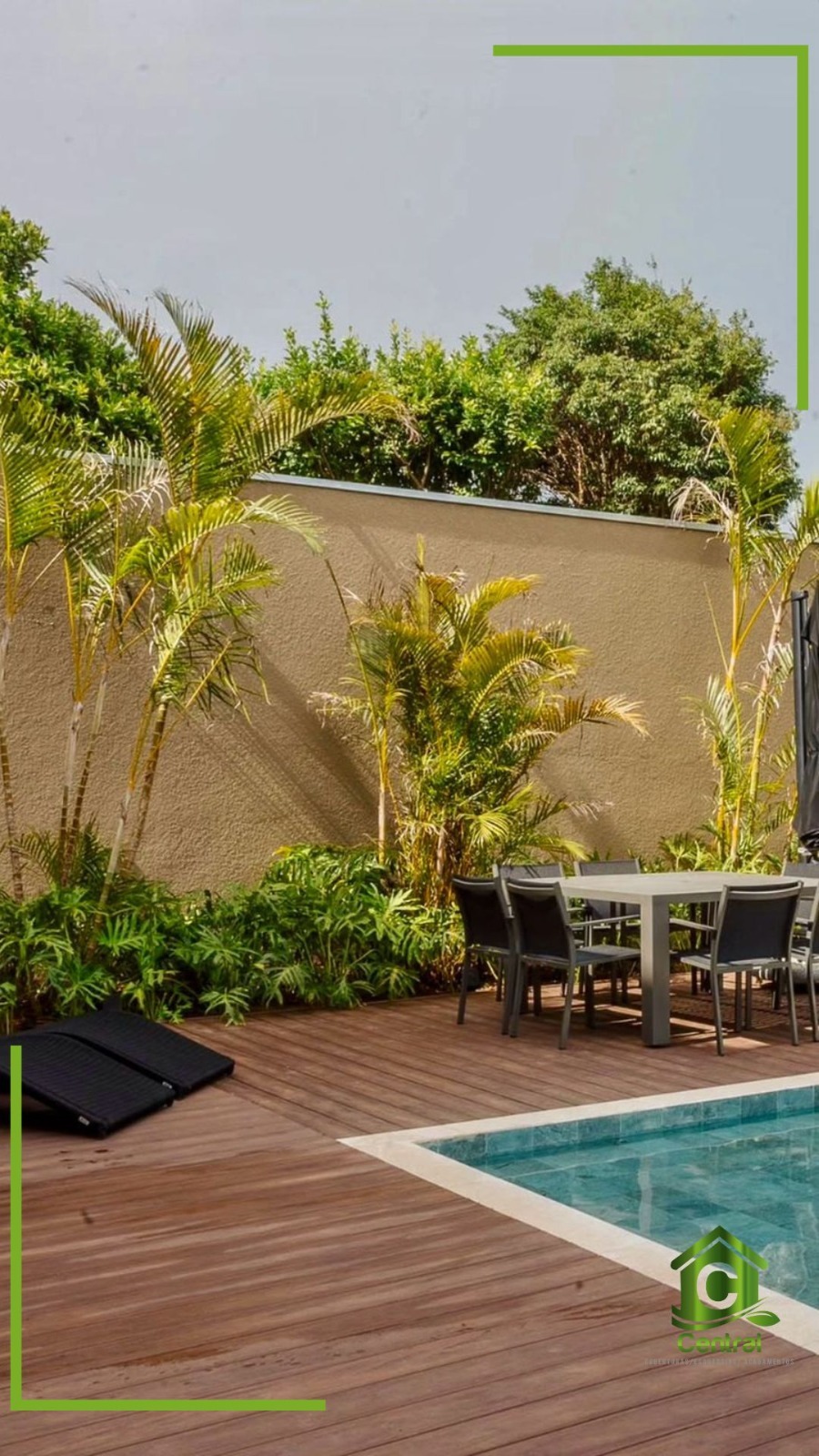 Deck de madeira plástica ao redor de piscina com jardim