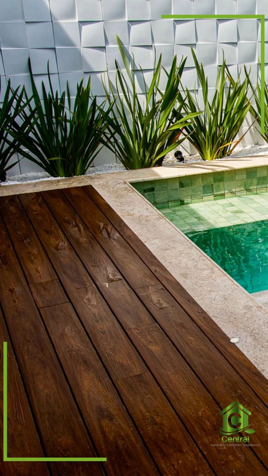 Deck de madeira plástica na lateral da piscina