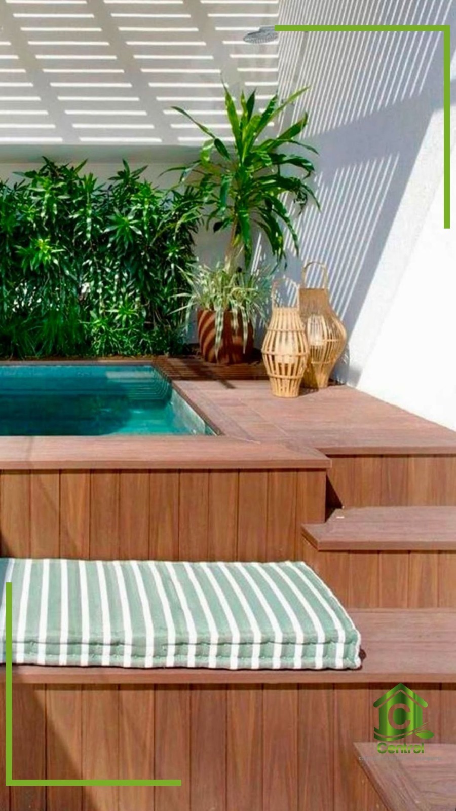 Deck de madeira plástica com piscina e pergolado