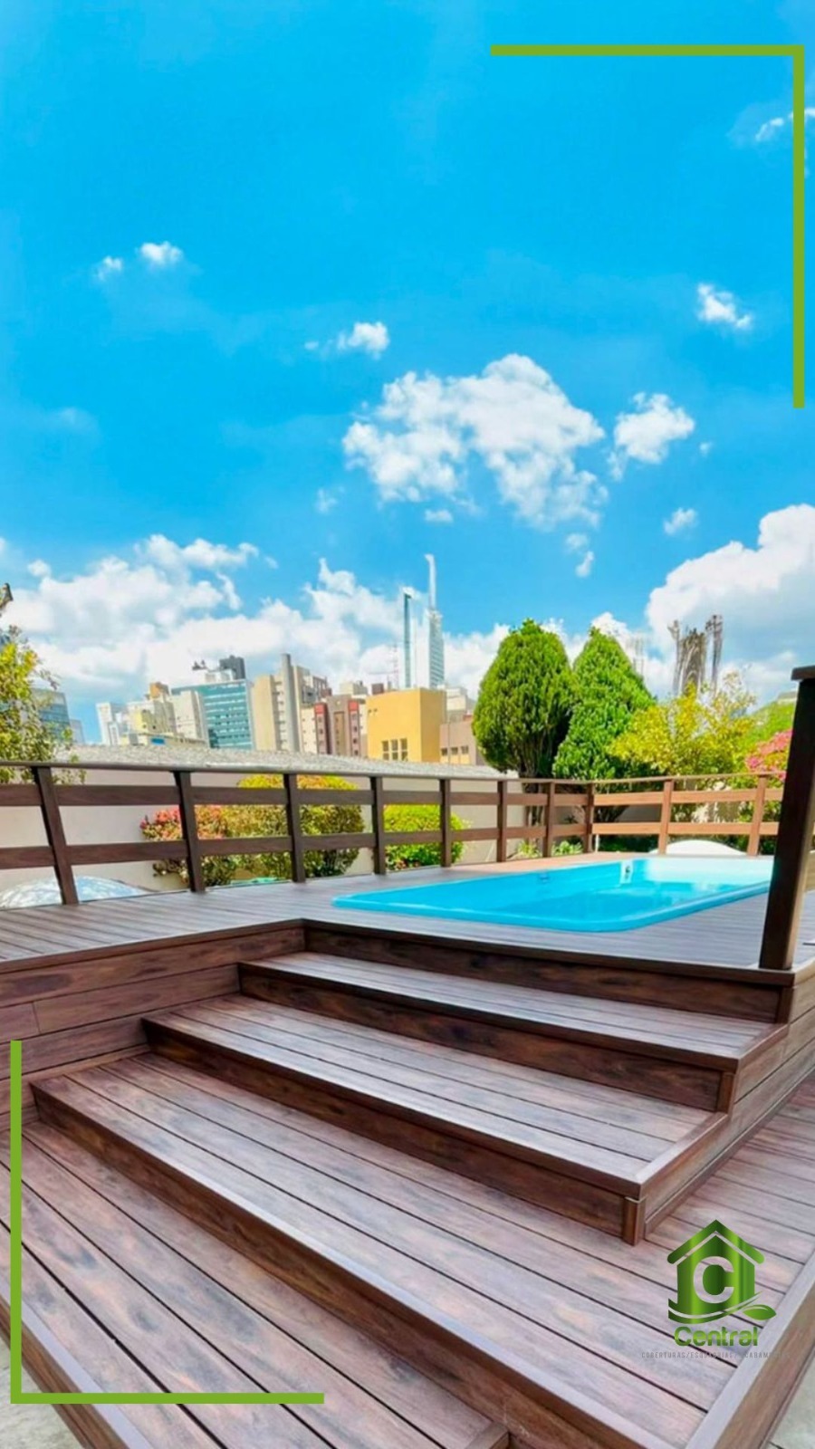 Deck de madeira plástica em piscina de rooftop