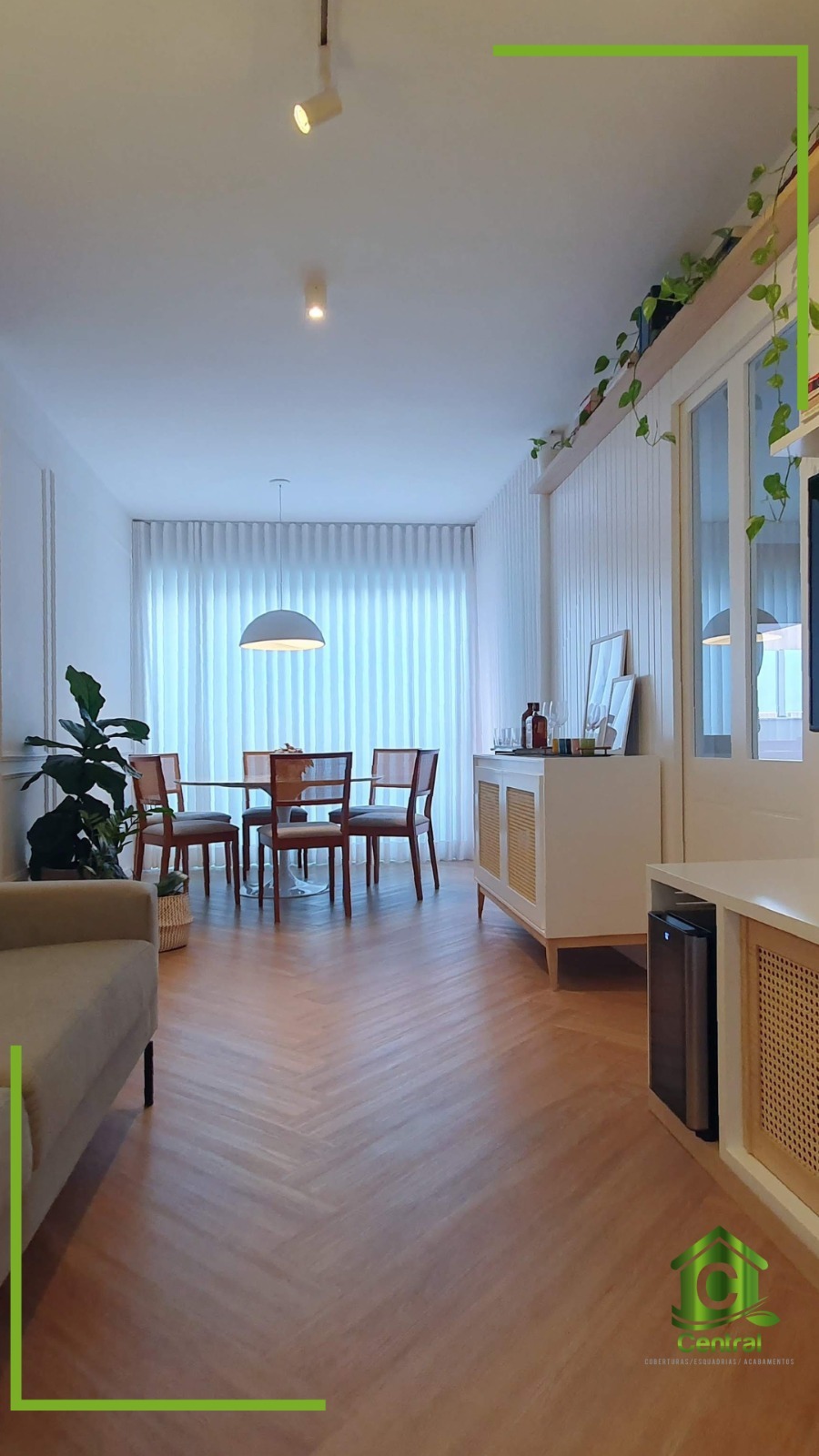 Ambiente integrado de sala e jantar com piso vinílico amadeirado