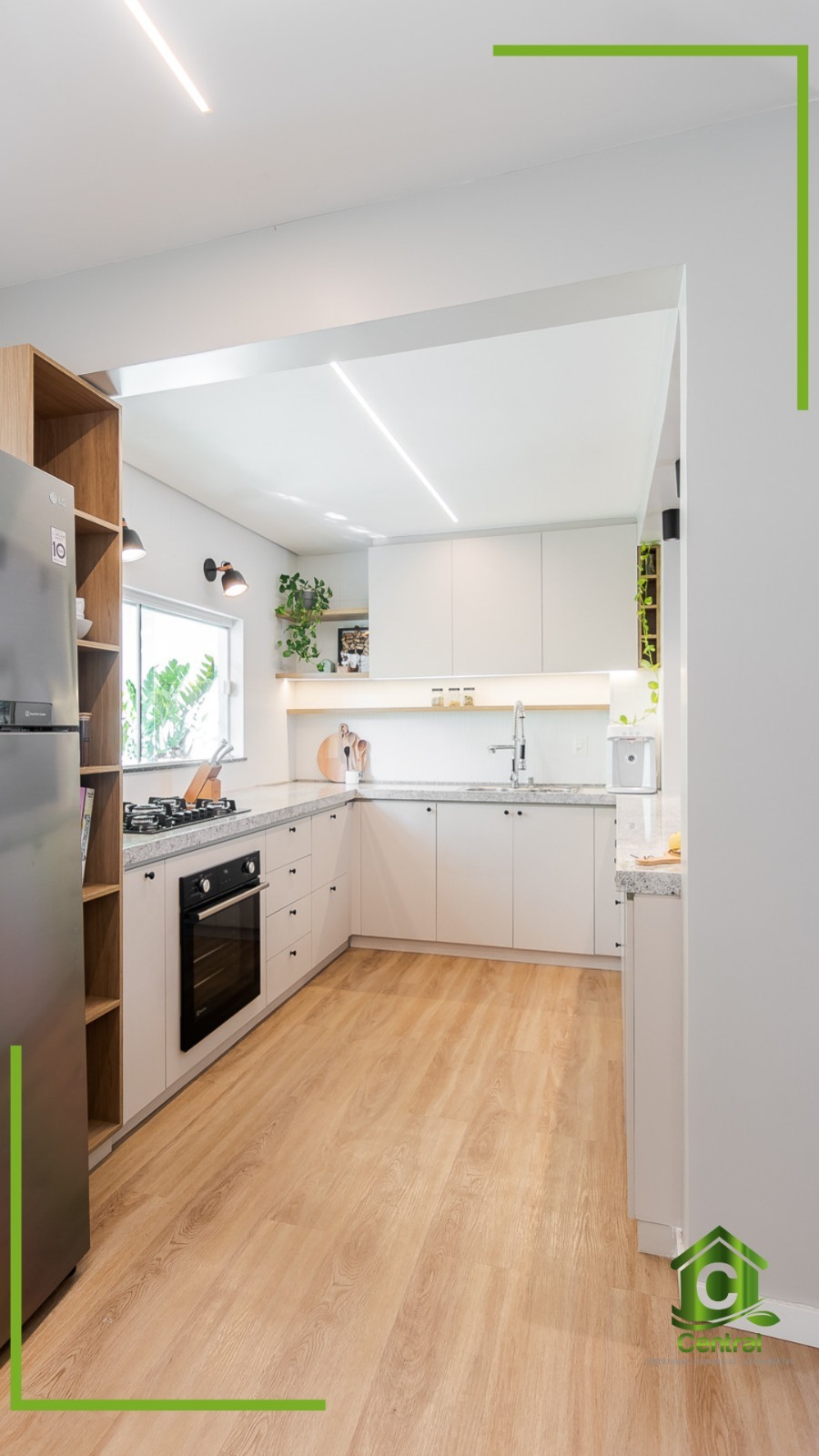 Cozinha clara com piso vinílico