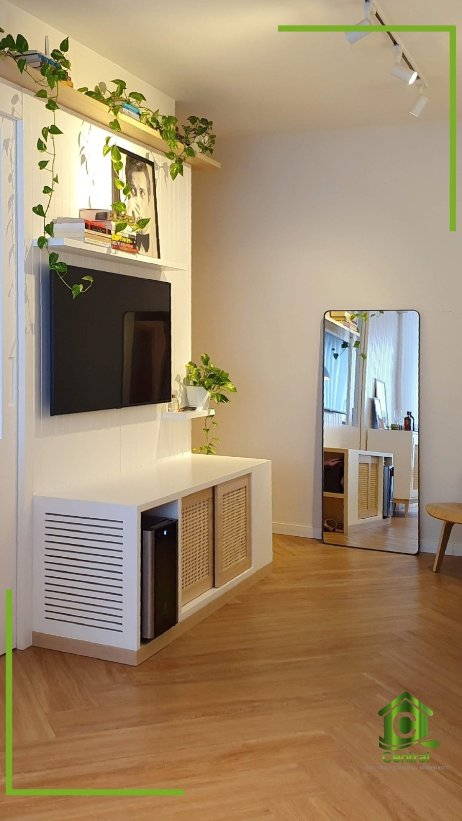 Sala com painel claro e piso vinílico