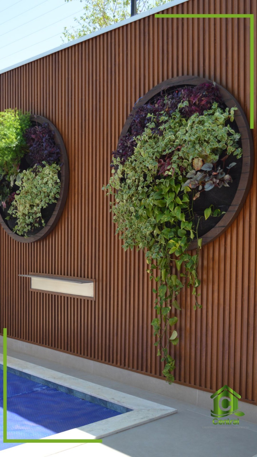 Área externa com ripado PVC e jardim vertical