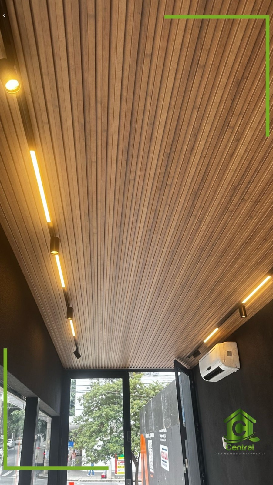 Corredor com ripado PVC no teto