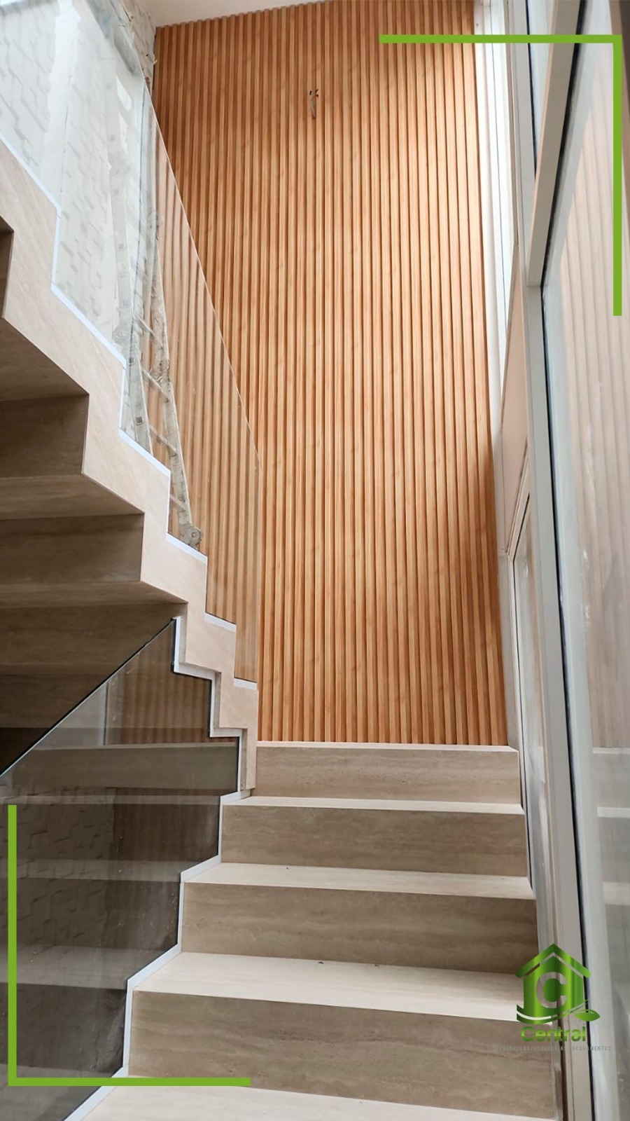 Escada com parede em ripado PVC