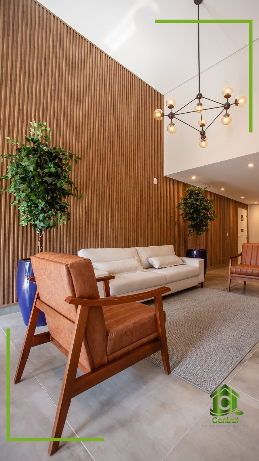 Hall com sofá e painel ripado PVC