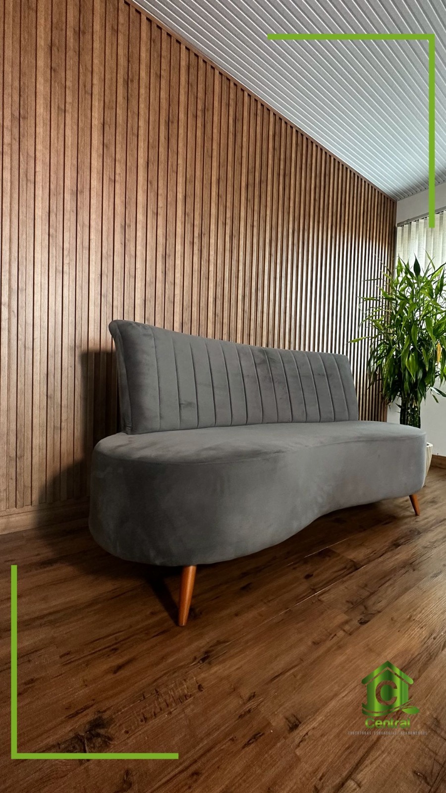 Parede com ripado PVC atrás do sofá