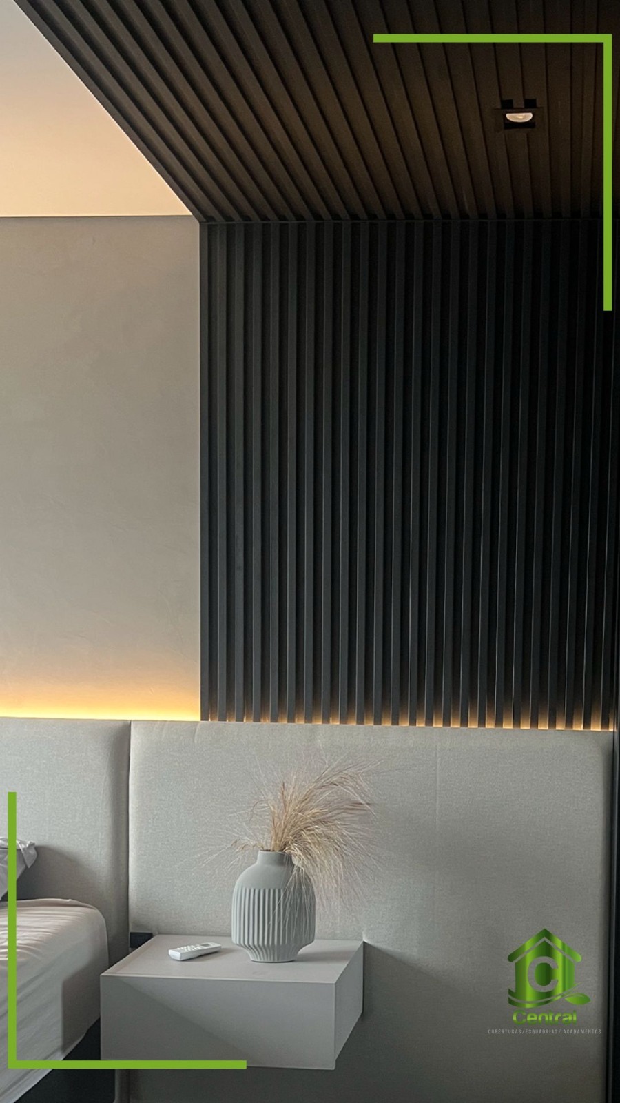 Ripado PVC preto em parede e teto