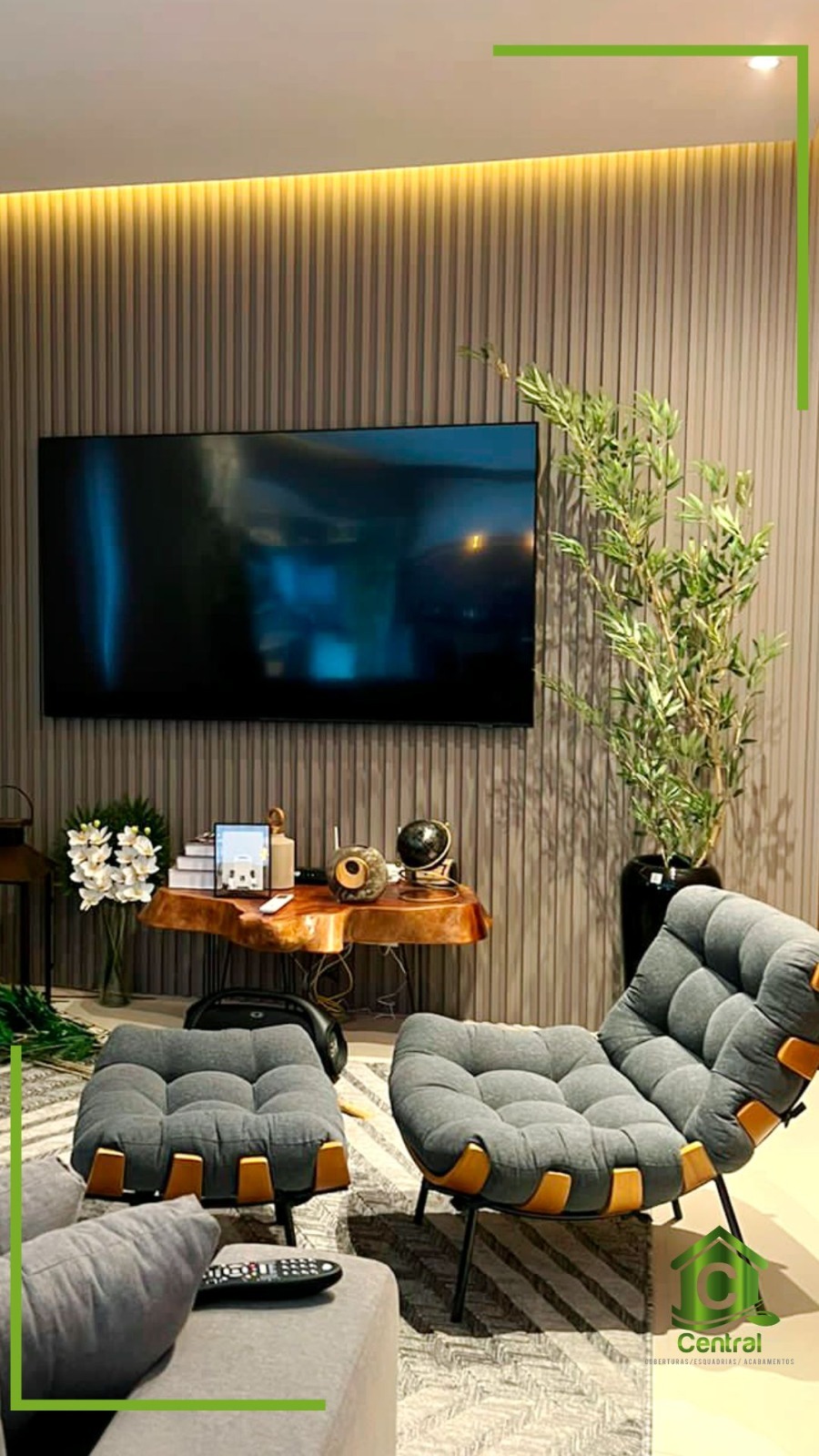 Sala de TV com painel ripado PVC e iluminação em LED